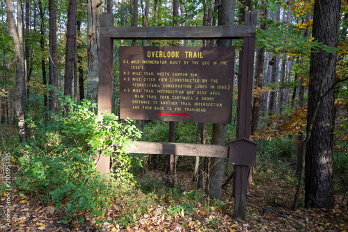 Canvastavla Overlook Trail sign at Leonard Harrison State Park