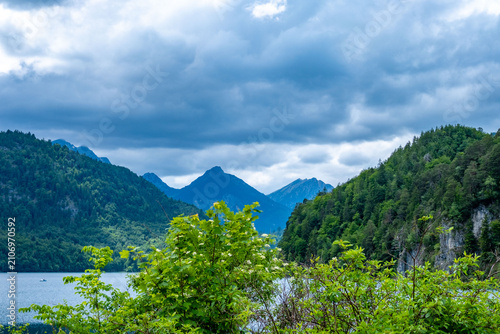 Foto untouched blue schwansee lake, European alpine Ecotourism, majestic forested Bav