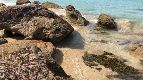 Vagues au ralenti dans les rochers.