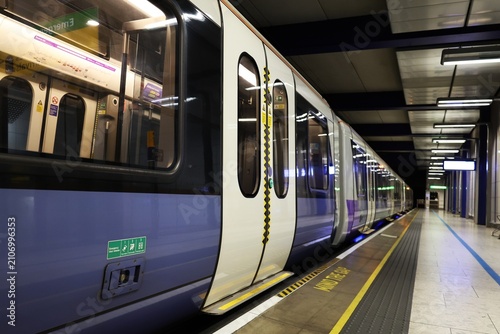 ロンドン・ヒースロー空港駅に停車するエリザベスラインの車両