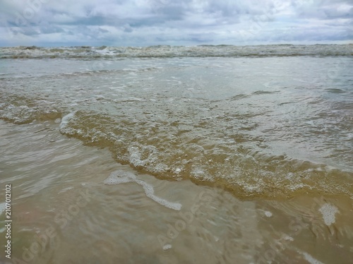 Obraz na plátně View of sea waves with cloudy clouds