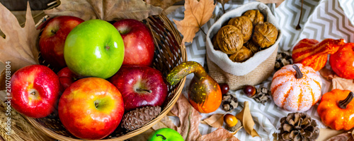 Foto Autumn harvest still life with thanksgiving elements