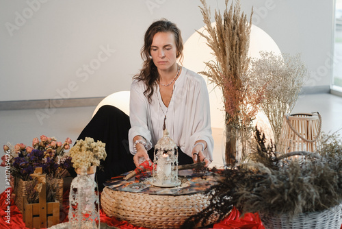 Foto Women's circle and practice in the use of metaphorical cards