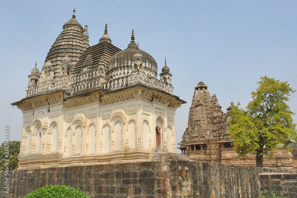 Obraz premium Pratapeshwar Temple in Khajuraho a 19th-century Hindu temple dedicated to Lord Shiva , located within the Western Group complex., India