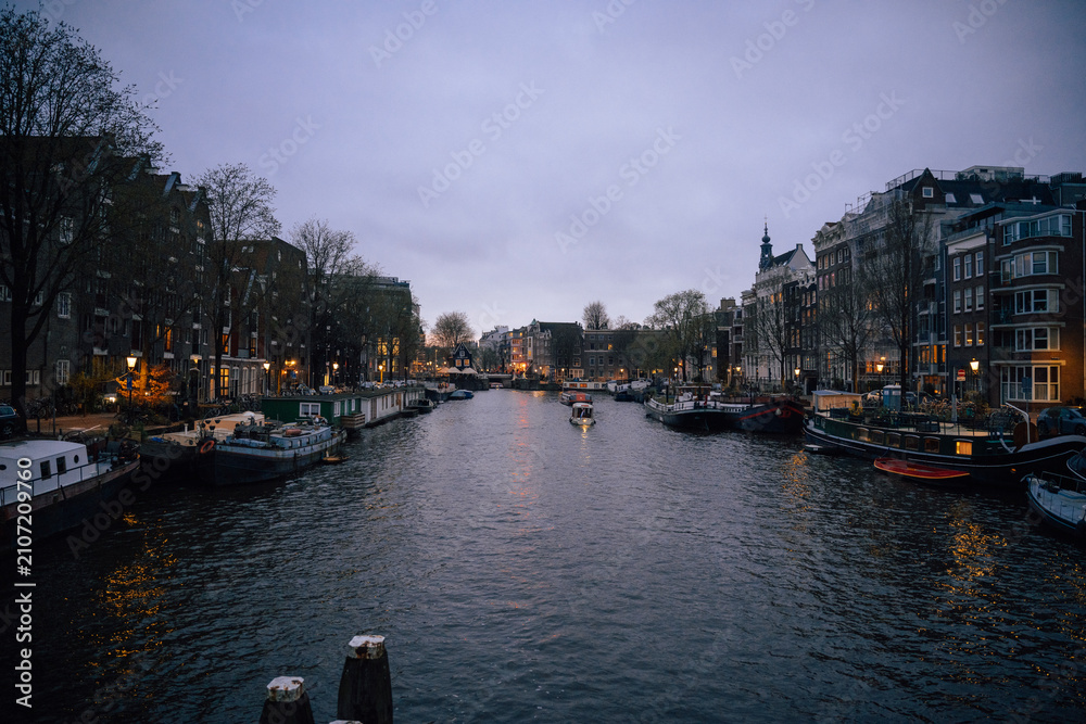 Fototapeta premium amsterdam canal at night