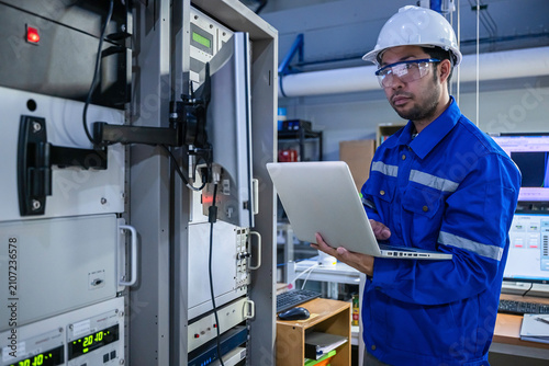 Foto Electrical engineer male checking voltage at the Power Distribution Cabinet in t