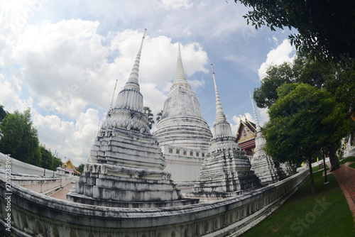 The white pagoda and the ordination hall of Wat Suwan Dara Ram Ratchaworawihanan ancient templeare distinguished by their magnificent and highly valuable murals.