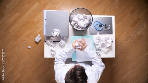 Foto Medical professional experiencing burnout and work pressure, sitting at a desk a