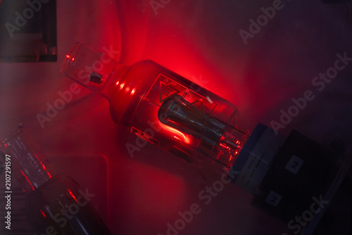 Foto Lámpara de cátodo hueco brillante en laboratorio