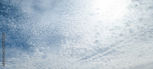 Foto Wide view of a blue sky covered with delicate altocumulus clouds forming a soft natural texture