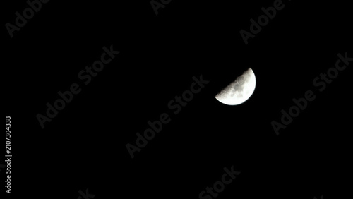 Foto landscape view of the half moon in the dark night sky