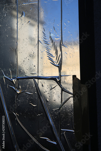 Couverture de survie utilisée comme bouclier thermique sur une vitrine de magasin