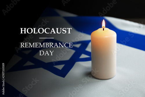 Konstfotografi Holocaust Remembrance Day. Burning candle on flag of Israel
