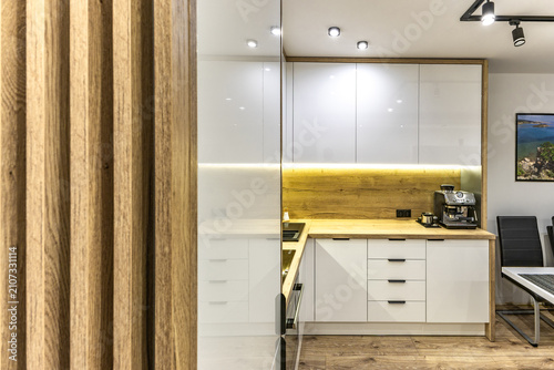 Foto Modern built-in kitchen furniture, furniture with white high-gloss painted front