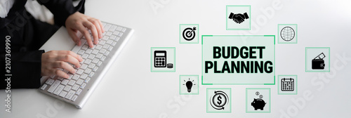 Foto Hands Typing on Keyboard with Budget Planning Graphics, including Financial Tools, Goals, and Ideas for Effective Money Management and Savings Strategies Fluxor