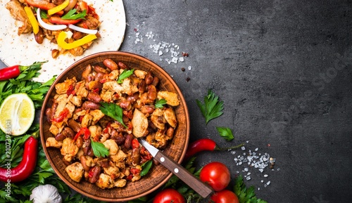 Fotografía Mexican chicken fajita filling in a rustic bowl with fresh ingredients for a fla