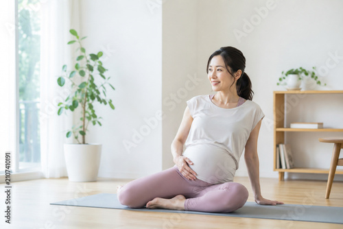 自宅でマタニティヨガをする妊婦