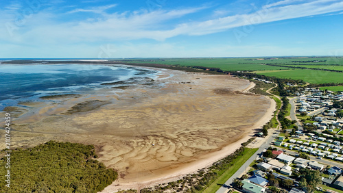 Fotografie Port Clinton, Yorke Peninsula, South Australia – 4K aerial drone view of tidal b