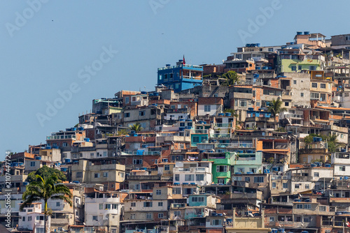 Foto Colorful urban slum architecture in a Brazilian favela on a steep hill with clea