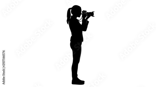 Foto Silhouette of a female photographer standing and taking a photo with DSLR camera