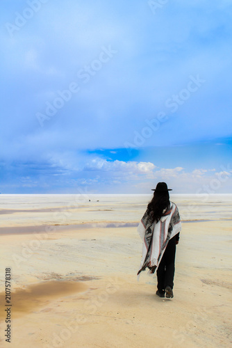 Canvas Print Woman looking at the horizon on the Uyuni Salt Flats at midday.