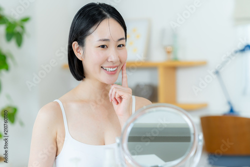 スキンケアをする女性