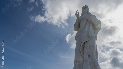 Foto The famous statue of Christ against a background of blue sky and clouds