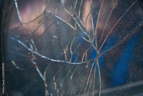 Foto Macro detail of a badly broken and shattered car mirror glass