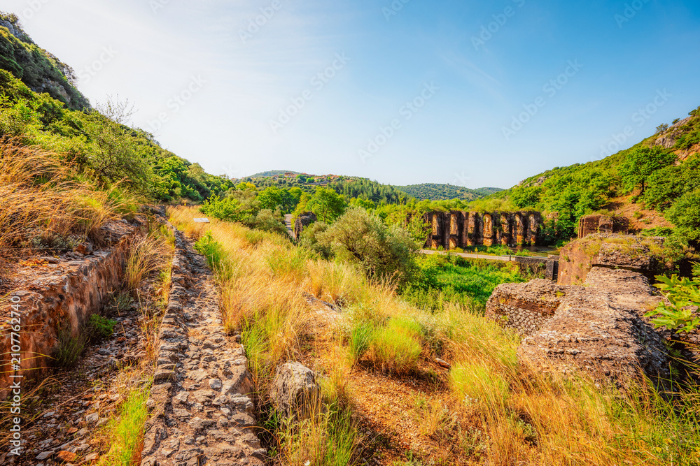 Obraz premium The ancient aqueduct that provided water to Nikopolis.