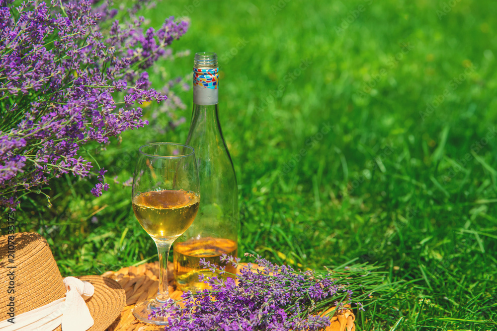 Obraz premium Wine in a lavender field. Selective focus.