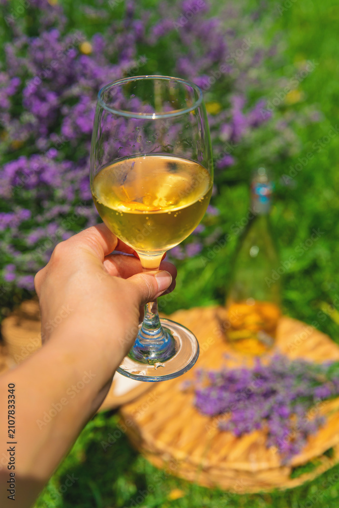 Obraz premium Wine in a lavender field. Selective focus.