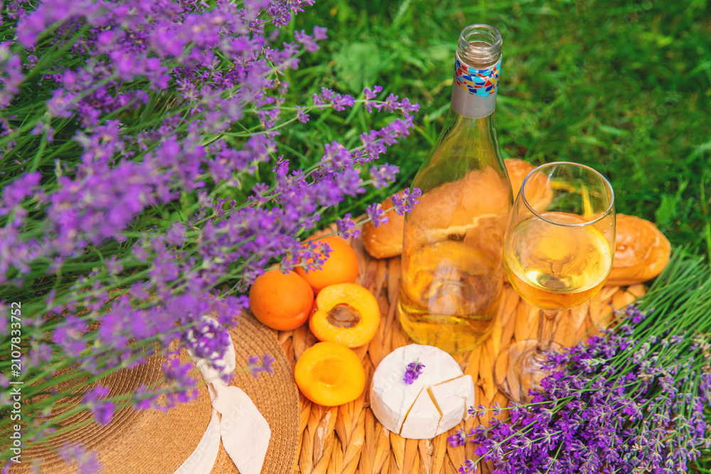 Obraz premium Wine in a lavender field. Selective focus.