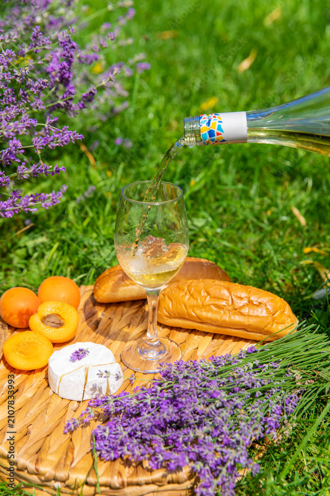 Obraz premium Wine in a lavender field. Selective focus.