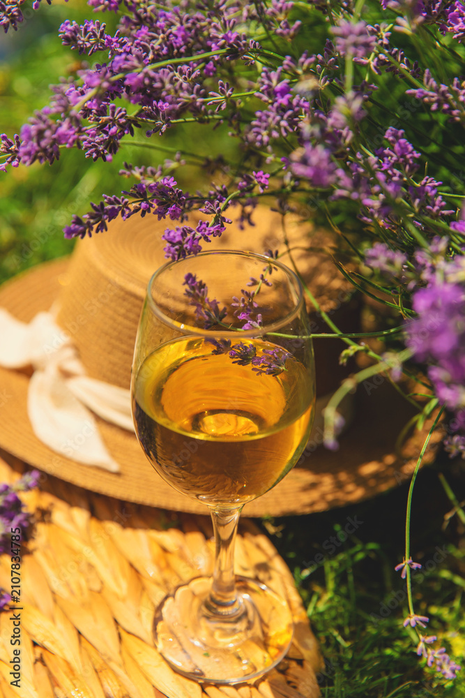Obraz premium Wine in a lavender field. Selective focus.