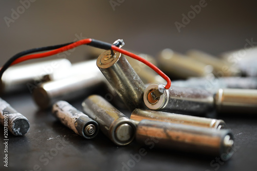 Cuadro en lienzo Rusty Batteries and Wires on Table - Concept of Recycling and Environmental Poll