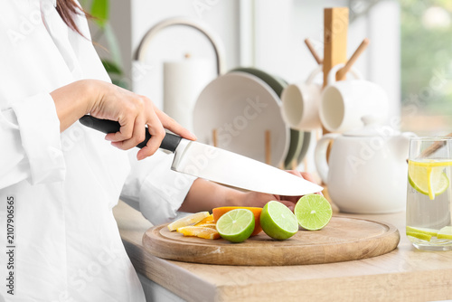Young woman making citrus i...