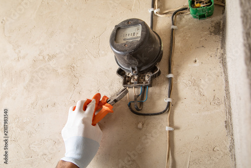 Foto Man working an electricity meter. Counting kilowatt