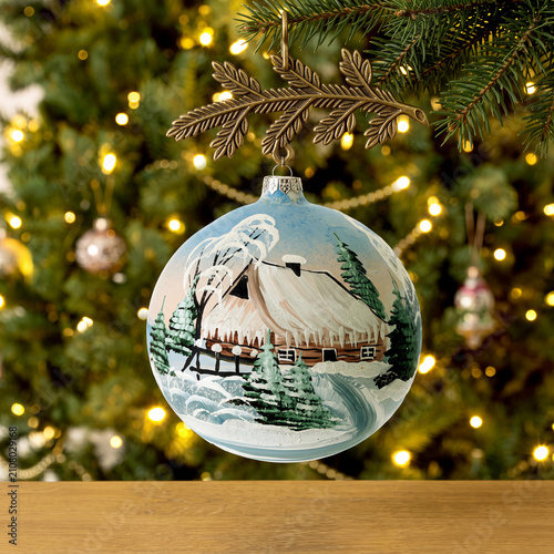 Eine Weihnachtskugel am Tannenbaum