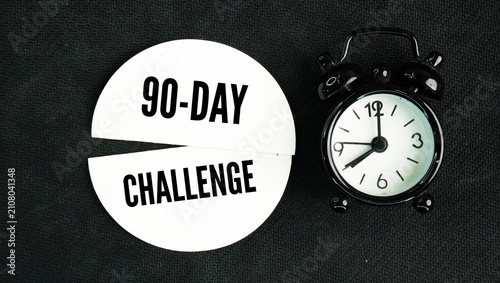 Bild auf Leinwand Alarm clock with the words 90 day challenge