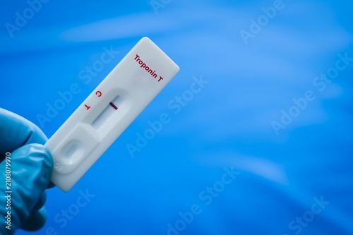 Foto Blood sample of patient negative result for troponin T.