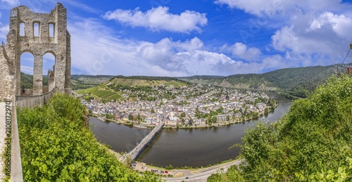 Foto Panoramic view of Traben Trarbach and Burg Grevenburg above the Moselle