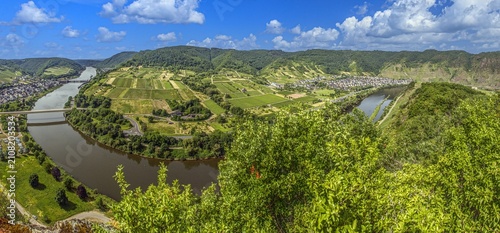 Tableau sur toile Panorama of the Moselle River Bend at Bremm Germany