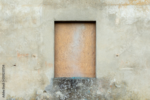 Quadro su tela Fenêtre condamnée avec panneau de bois sur vieux mur en béton fissuré