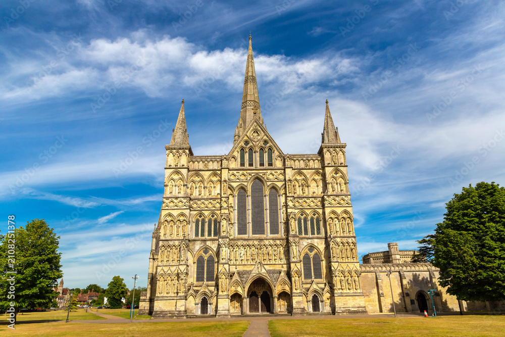 Obraz premium Salisbury Cathedral with Soaring Gothic Spire in Salisbury, Wiltshire, England, UK