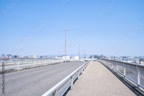 Tableau sur toile どこまでも続く開放的な橋の上の道路と歩道の風景