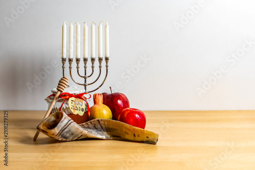 Obraz na płótnie Rosh hashanah symbols with shofar, honey, apples, and menorah