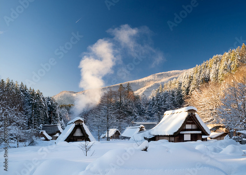雪景色に佇む日本の古民家