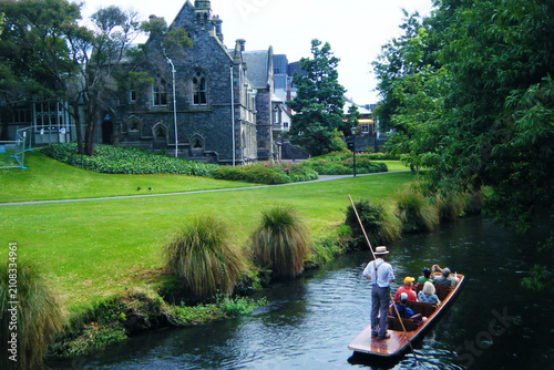 Quadro su tela Punting on the Avon River with traditional punter and historic Gothic architectu