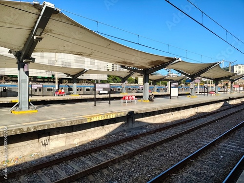 Quadro su tela Trem de passageiros estacionado na plataforma da estação de transporte público do Maracanã sob céu azul no Rio de Janeiro