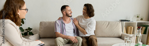 Fotografie Loving couple shares heartfelt moments during therapy session with supportive ps